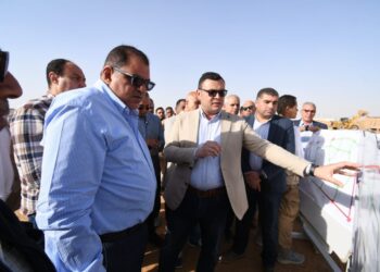 وزير الإسكان يتفقد مشروعات تنفيذ شبكات المرافق بمنطقتي جنيفة والرابية بمدينة الشروق
