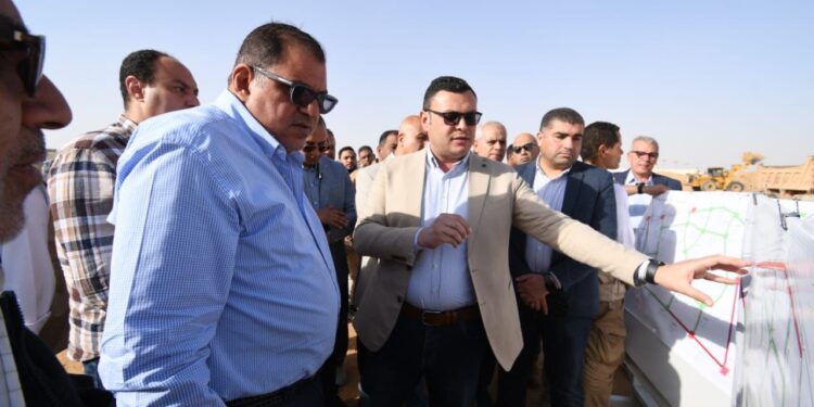 وزير الإسكان يتفقد مشروعات تنفيذ شبكات المرافق بمنطقتي جنيفة والرابية بمدينة الشروق