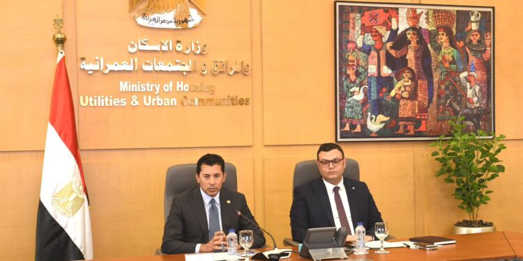 وزير الإسكان يستقبل وزير الشباب لبحث التعاون بشأن نادي “النادي” بالعاصمة الجديدة