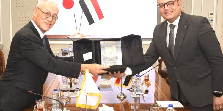 وزير الإسكان يستقبل السفير الياباني بالقاهرة لبحث سبل تعزيز التعاون المشترك بين البلدين