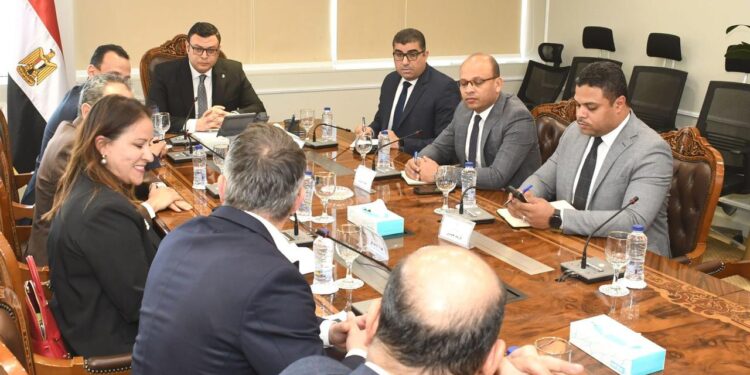 وزير الإسكان يلتقي ممثل The Bench العالمية لبحث التعاون المشترك بشأن جذب المستثمرين في مجال الفندقة