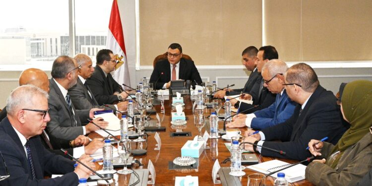 وزير الإسكان يعقد اجتماعاً مع نواب ومساعدي هيئة المجتمعات العمرانية الجديدة لمتابعة الأعمال