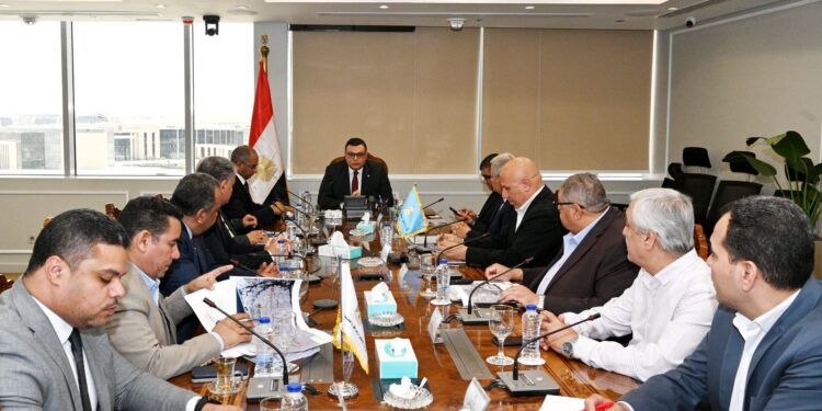 وزير الإسكان يتابع منظومة الصرف الصحي بقرية الكرور بأسوان وموقف توصيل المرافق للاسكان الاجتماعي بعرب العليقات بالقليوبية