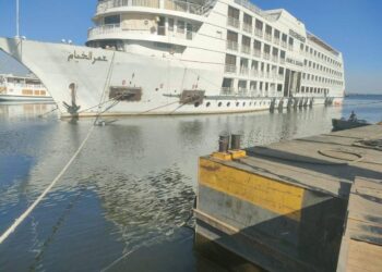 المقاولون العرب تنجح في رفع أكبر الفنادق العائمة ببحيرة ناصر باستخدام الوسائد الهوائية