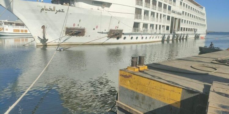 المقاولون العرب تنجح في رفع أكبر الفنادق العائمة ببحيرة ناصر باستخدام الوسائد الهوائية