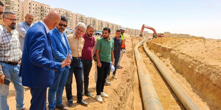 وزير الإسكان يتابع مشروعات المرافق الجاري تنفيذها بالعبور الجديدة والأراضي المضافة لها