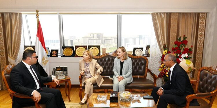 ‏وزير الإسكان يستقبل نائبة رئيس بنك الاستثمار الأوروبي لمتابعة التعاون المشترك في مشروعات المياه والصرف الصحي