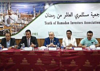 العاشر من رمضان تستقبل وفدًا من دول غرب أفريقيا للاطلاع على تجربة المناطق الصناعية