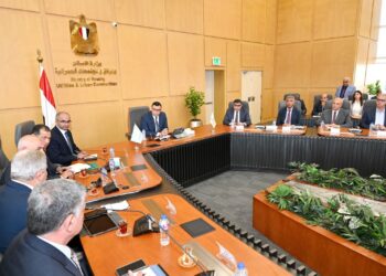 وزير الإسكان يتابع موقف مشروعات المرافق التي تقوم الوزارة بتنفيذها على مستوى الجمهورية