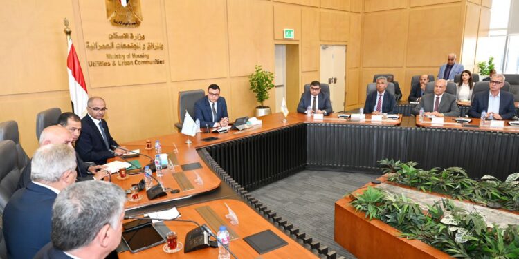 وزير الإسكان يتابع موقف مشروعات المرافق التي تقوم الوزارة بتنفيذها على مستوى الجمهورية