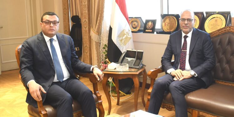 وزيرا الإسكان والعمل يبحثان التعاون المشترك