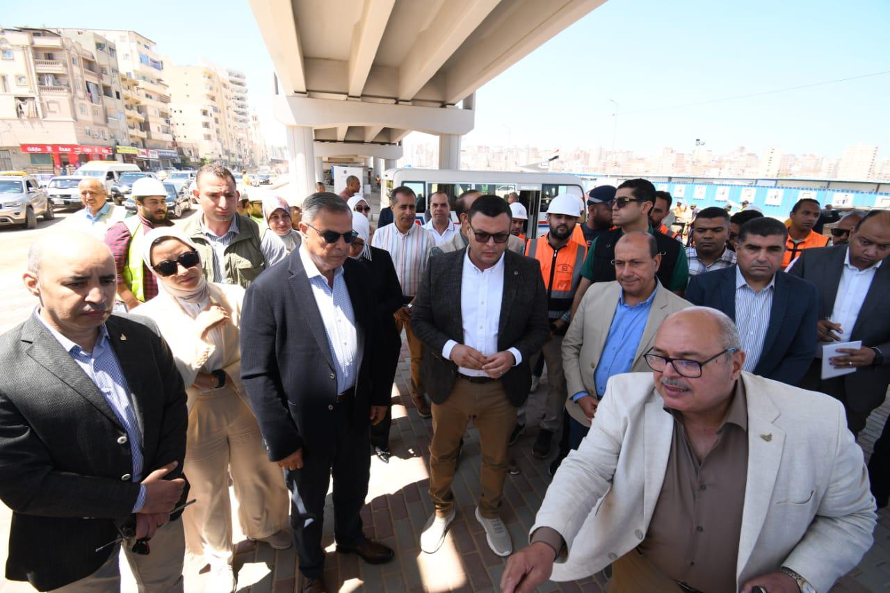 وزير الإسكان ومحافظ الإسكندرية يتفقدان مشروع إنشاء كوبرى 45 "محور السادات"