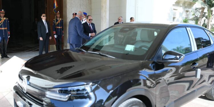 الرئيس عبدالفتاح السيسي يلتقي مسئولي ستيلانتس لمتابعة جهود توطين صناعة السيارات في مصر