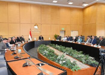 وزير الإسكان يعقد اجتماعا للجنة التنسيقية العليا للعمل على إجراءات ترشيد استهلاك الطاقة والمياه