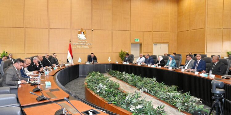 وزير الإسكان يعقد اجتماعا للجنة التنسيقية العليا للعمل على إجراءات ترشيد استهلاك الطاقة والمياه