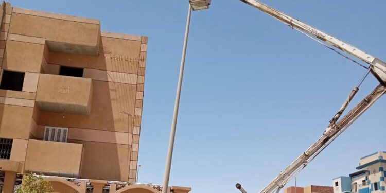 مواصلة استبدال كشافات الإنارة الصوديوم بليد وإزالة وصلات المياه الخلسة بالمدن الجديدة