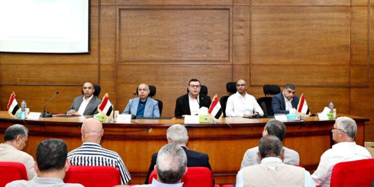 وزير الإسكان ومحافظ المنيا يتابعان سير العمل بمنظومتي مياه الشرب والصرف الصحي