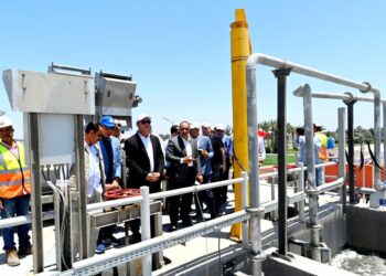 وزير الإسكان ومحافظ المنيا يتفقدان محطة معالجة صرف صحي برطباط بمركز مغاغة