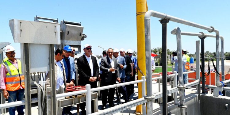 وزير الإسكان ومحافظ المنيا يتفقدان محطة معالجة صرف صحي برطباط بمركز مغاغة