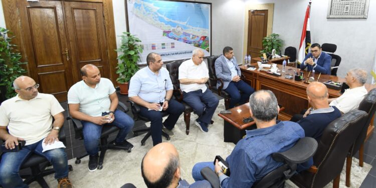 وزير الإسكان يعقد اجتماعا لمتابعة مشروعات مركز مارينا العلمين السياحي