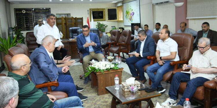 وزير الإسكان يعقد اجتماعا بمقر جهاز "مدينة السادات" لمتابعة سير العمل بمختلف القطاعات