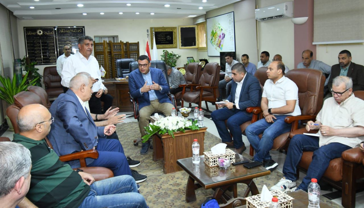 وزير الإسكان يعقد اجتماعا بمقر جهاز "مدينة السادات" لمتابعة سير العمل بمختلف القطاعات