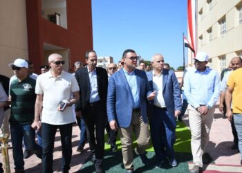 وزير الإسكان يتفقد الطرق والمحاور ومحطة رفع صرف صحي ومشروع تنفيذ مدرسة تعليم أساسي بمدينة النوبارية الجديدة