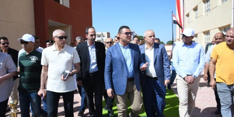 وزير الإسكان يتفقد الطرق والمحاور ومحطة رفع صرف صحي ومشروع تنفيذ مدرسة تعليم أساسي بمدينة النوبارية الجديدة