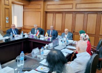 نائب وزير الإسكان يعقد اجتماعًا مع اللجنة التنسيقية العليا لتحديث أكواد مياه الشرب والصرف الصحي