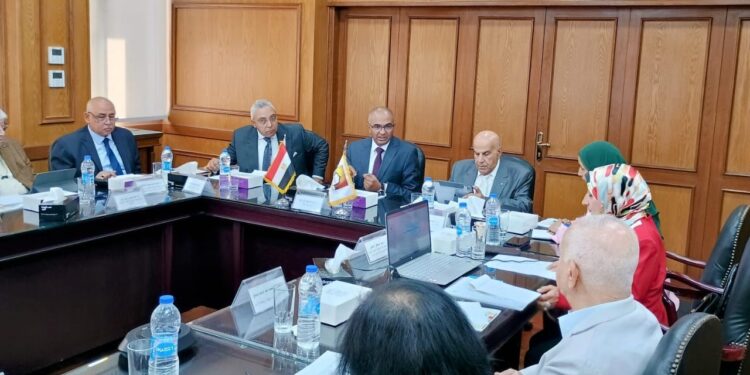 نائب وزير الإسكان يعقد اجتماعًا مع اللجنة التنسيقية العليا لتحديث أكواد مياه الشرب والصرف الصحي