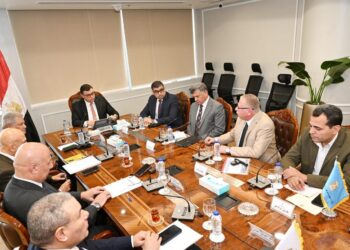 الشربيني يلتقي رئيس مجلس إدارة الوطنية للمقاولات لمتابعة موقف عدد من المشروعات المشتركة