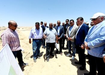 وزيرا الإسكان والزراعة يتفقدان محطة التجارب البحثية لتحلية مياه البحر لإمكانية استخدامها في زراعة أصناف مختلفة من الخضر والفاكهة بمدينة العلمين الجديدة