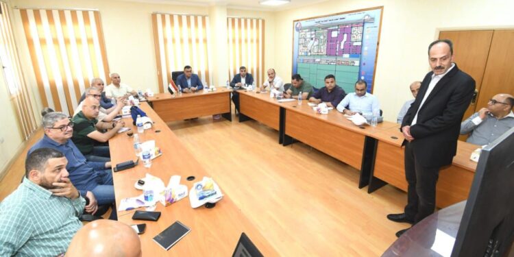 وزير الإسكان يعقد اجتماعًا لمتابعة سير العمل بمختلف القطاعات بمدينة النوبارية