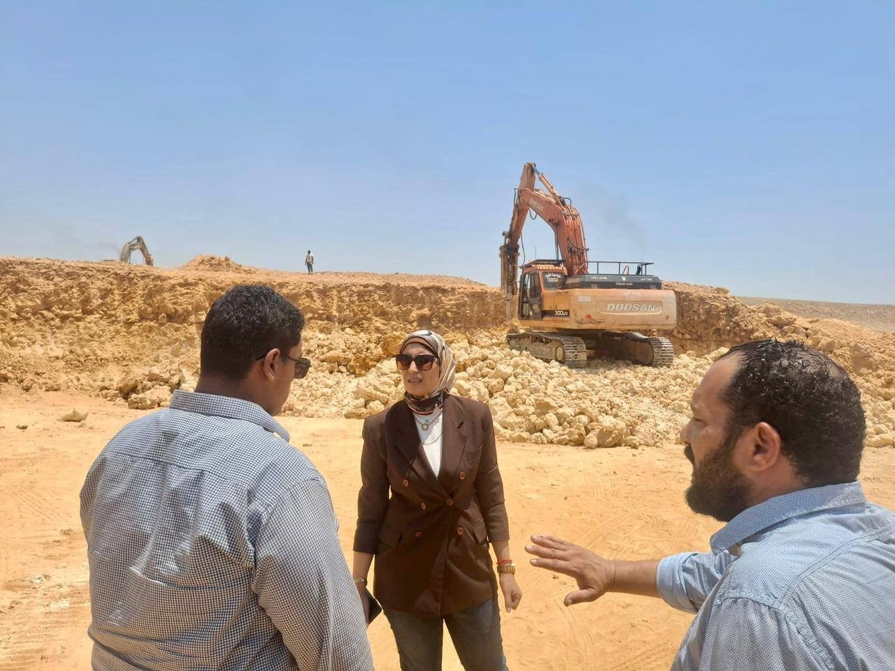 دفع العمل بمشروعات البنية الأساسية وتطوير المرافق بمدينة السويس الجديدة