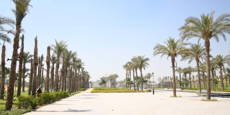 وزير الإسكان يتفقد المنطقة الاستثمارية ومشروع الأرينا بحدائق "تلال الفسطاط"