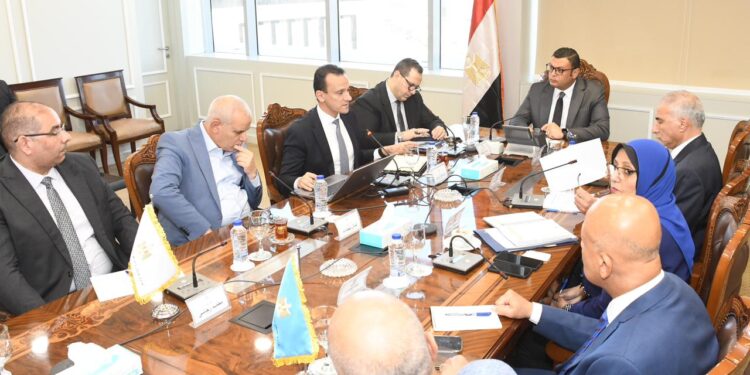 وزير الإسكان يعقد اجتماعاً لمتابعة مستجدات إنشاء وحدتي "تنظيم السوق العقارية" و"تصدير العقار المصري" بالمجتمعات العمرانية