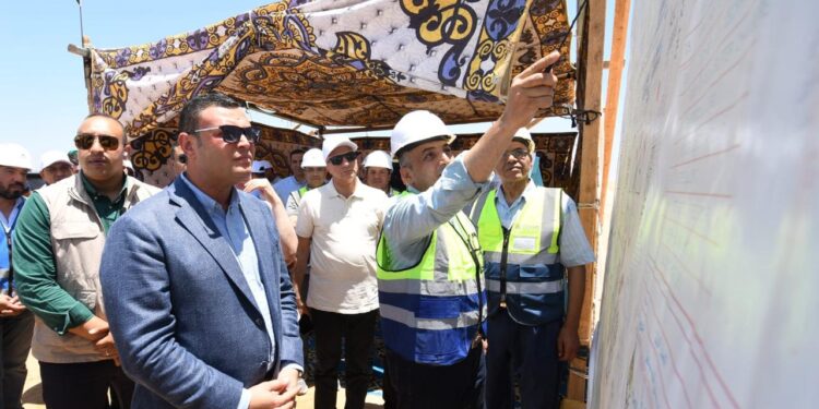 وزير الإسكان يتفقد محاور الطرق ومحطة تنقية مياه الشرب الجديدة بمدينة السادات