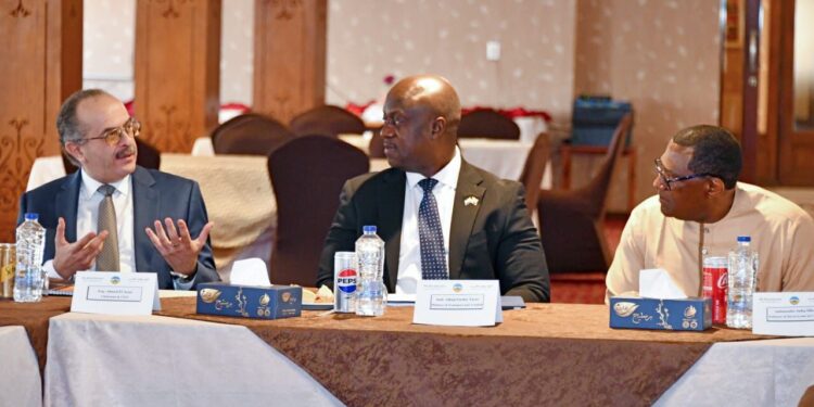 وزير النقل والطيران السيراليوني يبحث التعاون مع المقاولون العرب في مجالات النقل