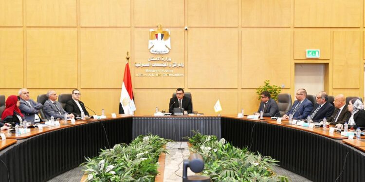 وزير الإسكان يتابع موقف توفيق الأوضاع بالأراضي المنضمة لأحوزة عددٍ من المدن الجديدة