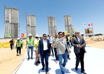 وزير الإسكان يتفقد موقف تنفيذ أبراج "الداون تاون" وبحيرات "كريستال لاجون" بمدينة العلمين الجديدة