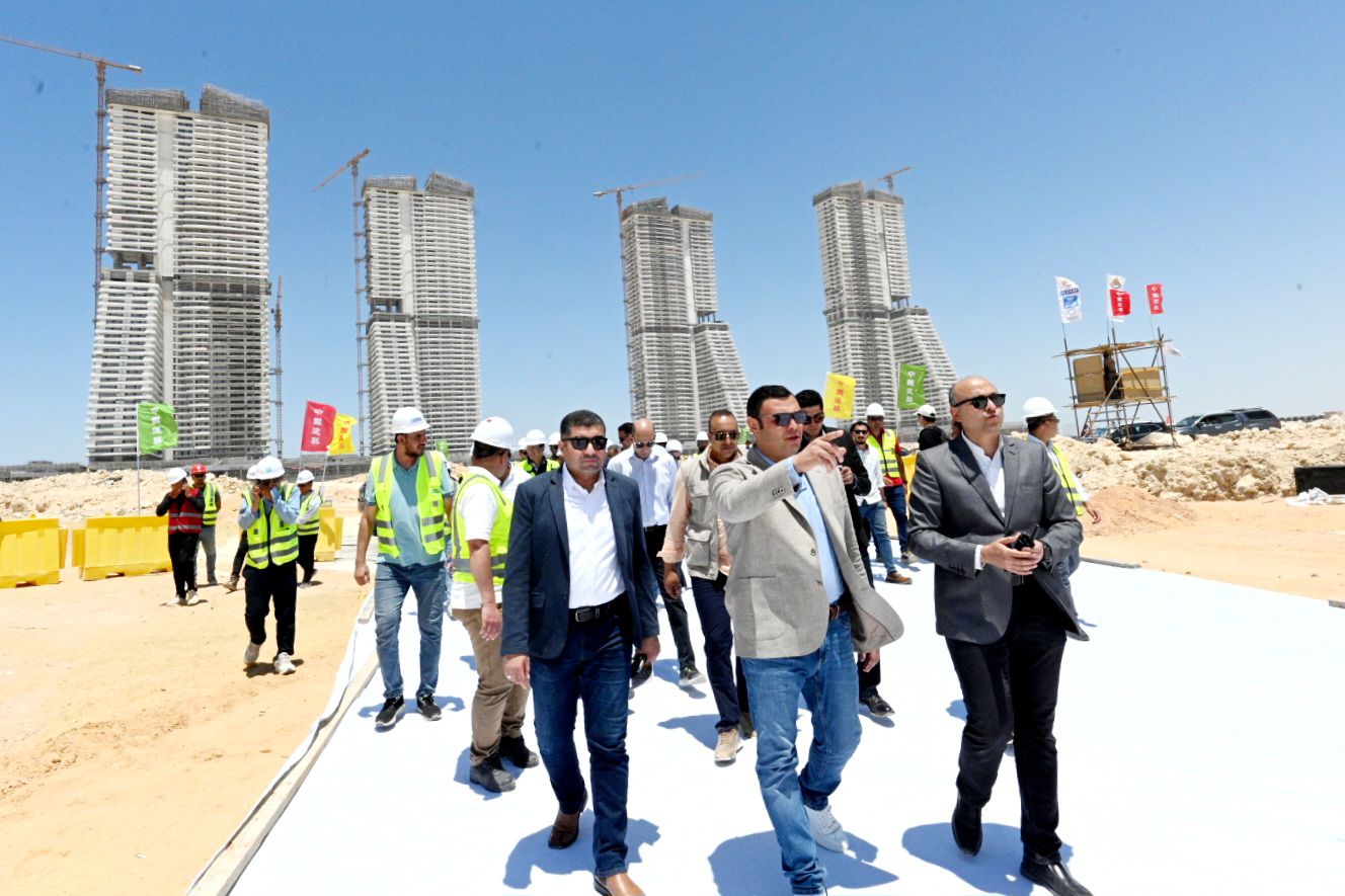 وزير الإسكان يتفقد موقف تنفيذ أبراج "الداون تاون" وبحيرات "كريستال لاجون" بمدينة العلمين الجديدة