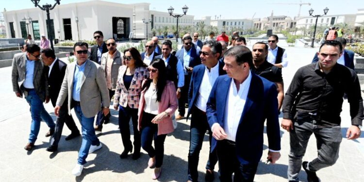 وزير الإسكان ووزراء التخطيط والتنمية المحلية والزراعة والتموين ومحافظ مطروح في جولة تفقدية بالمدينة التراثية بالعلمين