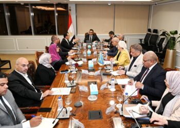وزير الإسكان يتابع موقف مبادرتي "بيتك في مصر" و"بيت الوطن" للمصريين بالخارج