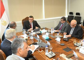 وزير الإسكان يتابع موقف عددٍ من مشروعات مرافق مياه الشرب والصرف الصحي بالمدن الجديدة والمحافظات