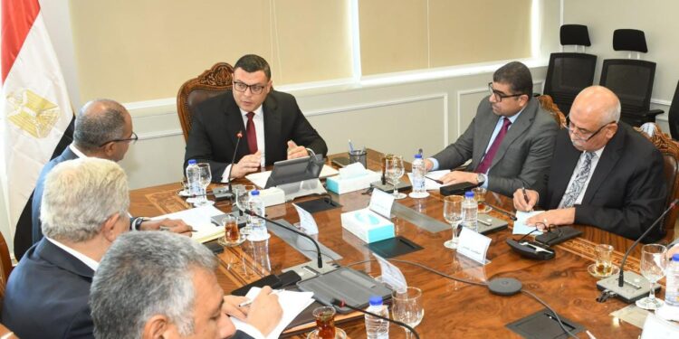 وزير الإسكان يتابع موقف عددٍ من مشروعات مرافق مياه الشرب والصرف الصحي بالمدن الجديدة والمحافظات