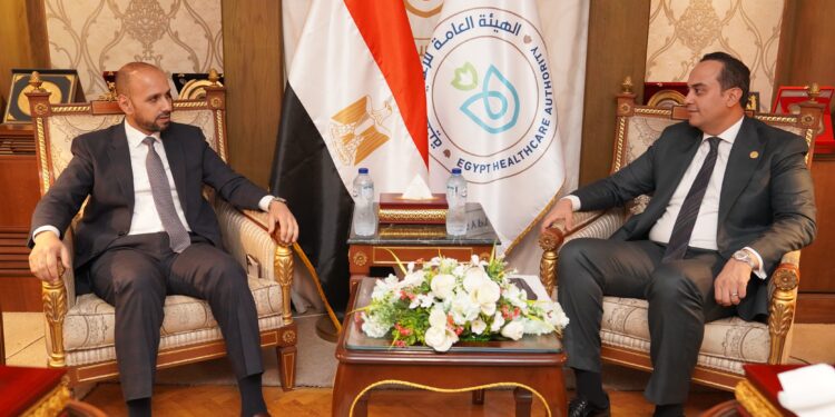 العامة للرعاية الصحية وحماة الأرض يبحثان آليات استدامة القطاع الصحي