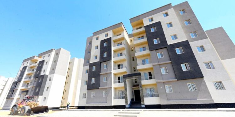 الشربيني يتفقد وحدات “سكن لكل المصريين” ومحطة مياه بأكتوبر الجديدة