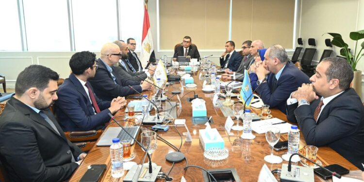 وزير الإسكان يعقد اجتماعاً لمتابعة أخر المستجدات بشأن تدشين منصتين لتنظيم السوق العقارية وتصدير العقار المصري