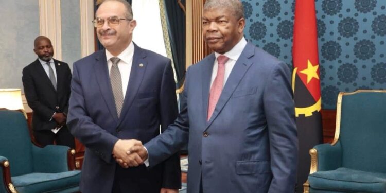 الرئيس الأنجولى يستقبل وفد المقاولون العرب