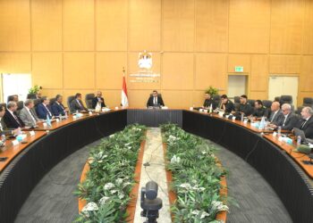 وزير الإسكان يعقد اجتماعًا مع مسئولى الهيئة الهندسية للقوات المسلحة لبحث التعاون بشأن عدد من الملفات